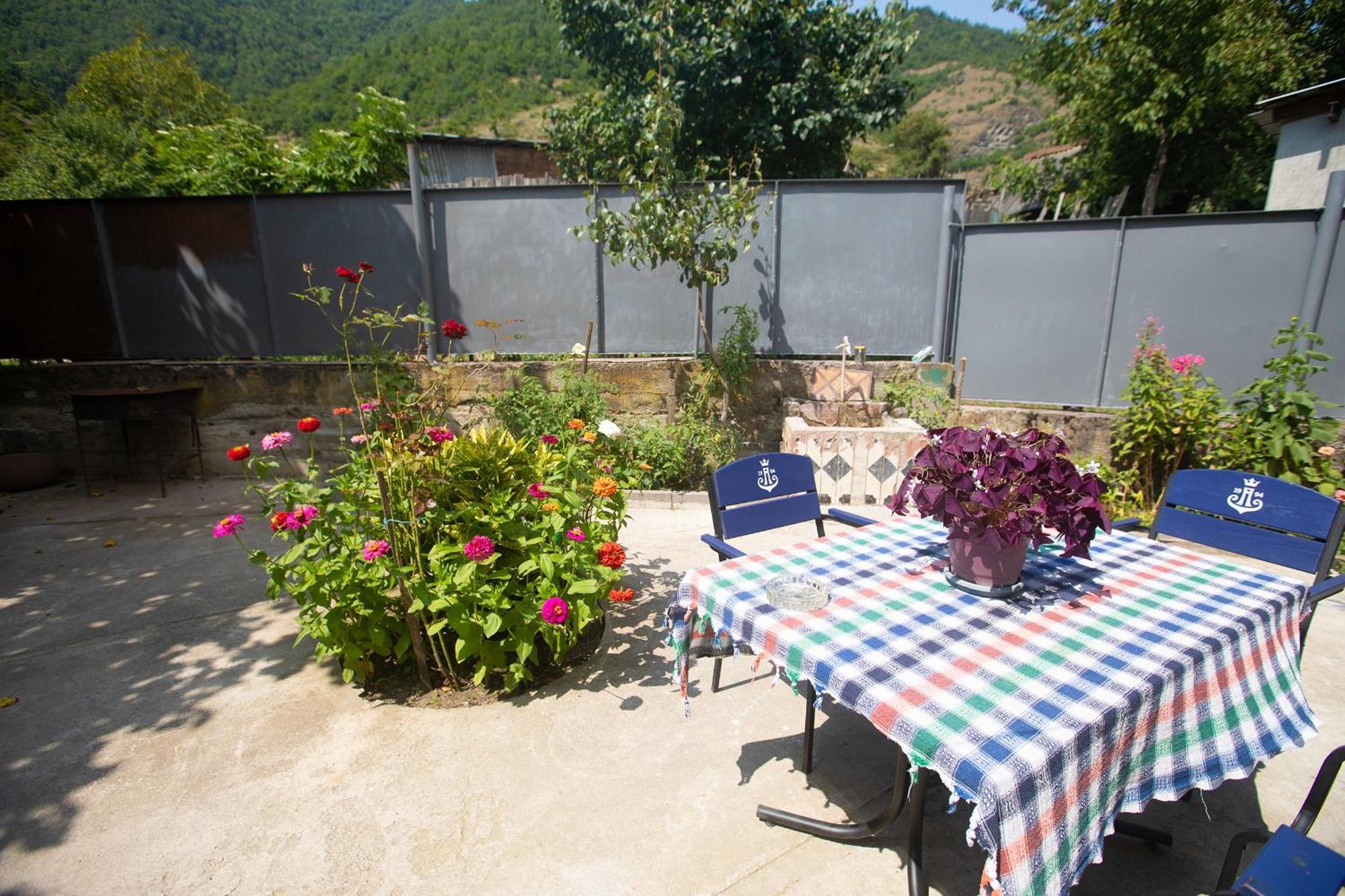 Strawberry Hotel Borjomi Ngoại thất bức ảnh