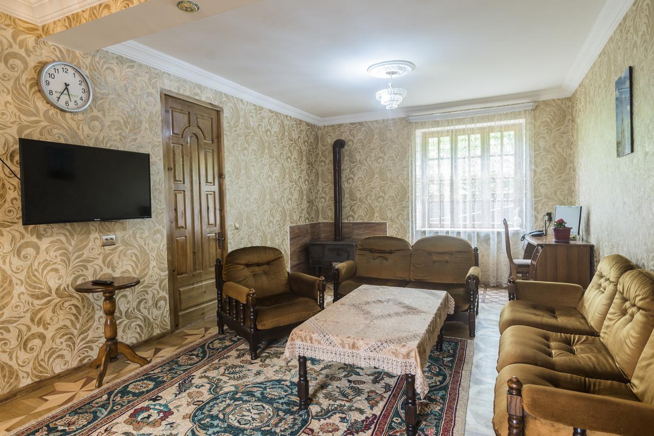 Strawberry Hotel Borjomi Ngoại thất bức ảnh