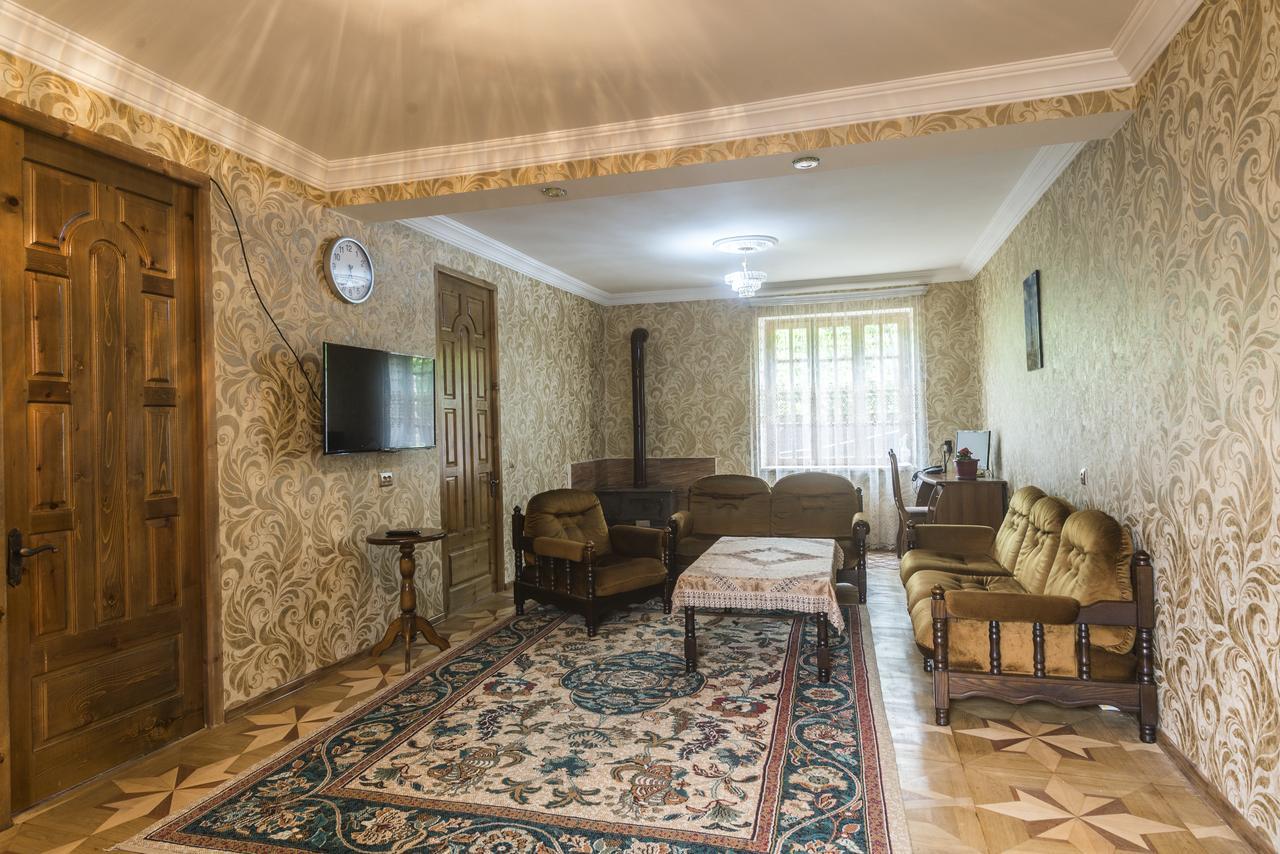 Strawberry Hotel Borjomi Ngoại thất bức ảnh